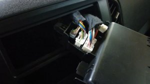 Установка музыки в Lada Xray в штатные места.