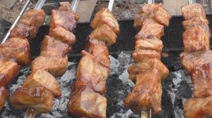 Шашлык из рыбы, вкусный шашлык из сома на шампурах самокрутах.