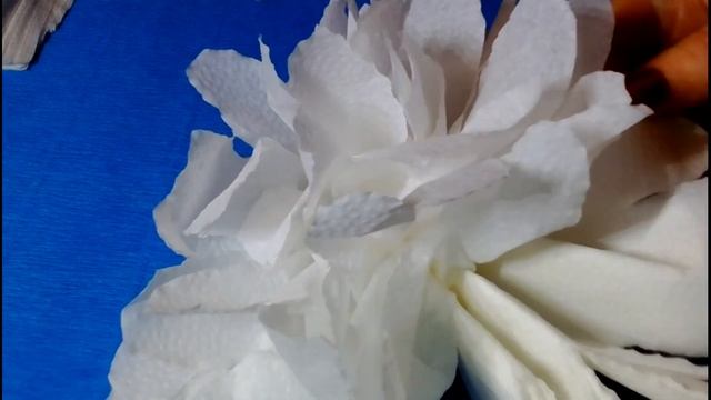 Бумажные помпоны белые из салфеток. Гирлянда. Снежок из бумажных салфеток смотреть онлайн