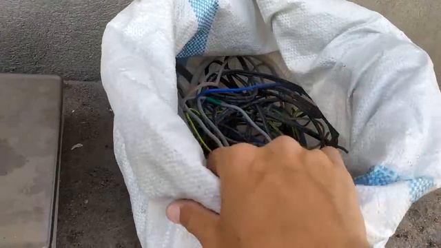 НЕ ОЖИДАЛ НАЙТИ МЕШОК С МЕДНЫМИ ПРОВОДАМИ В ПАРКЕ!! ПОИСК МЕДИ! ЗАРАБОТОК НА ВТОРСЫРЬЕ. МЕТАЛЛОЛОМ. смотреть онлайн