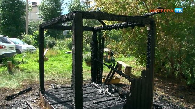 Во дворе на улице Ватутина сгорел детский игровой домик смотреть онлайн