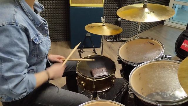 Как играть заглавный брейк, вступление на малом барабане в песне Smoke on the Water альбомной верси смотреть онлайн