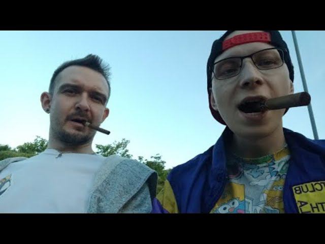 Стрим Курим сигары в парке