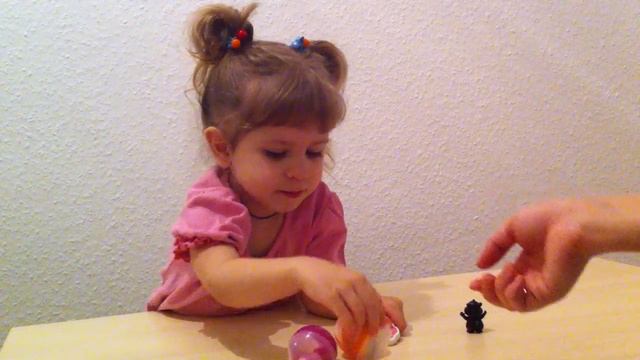 Огромные шары - яйца. Лопаем гигантские воздушные шарики с сюрпризами - игрушками. смотреть онлайн