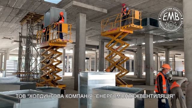 Монтаж воздуховодов с помощью подъемников PEKKANISKA, ТРЦ Blockbuster Mall смотреть онлайн