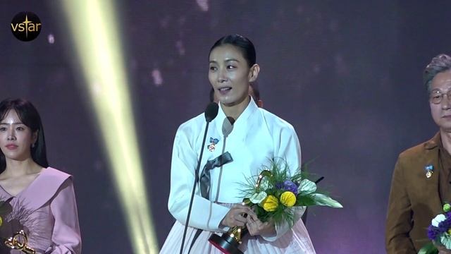 '카리스마 쓰앵님' 김서형(Kim Seo Hyung)도 당황할수밖에 없는 순간 (2019 한국대중문화예술상 시상식 ) смотреть онлайн