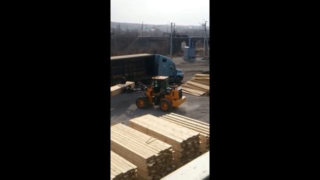 Разгрузка леса фронтальным погрузчиком Boulder WL33H с навесными паллетными вилами смотреть онлайн