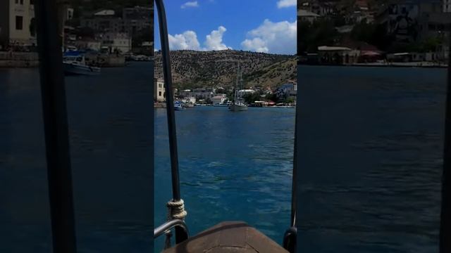 Вход в бухту Балаклавы на лодке, после морской рыбалки смотреть онлайн