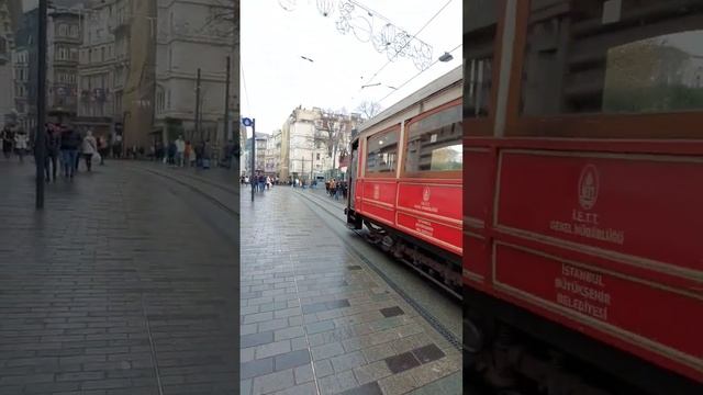 Красный ретро-трамвай в Стамбуле #мыздесьбыли #турция #стамбул смотреть онлайн