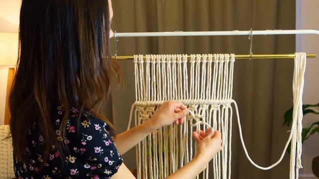 TUTORIAL MACRAMÉ: COLGANTE PARA PLANTAS | PRINCIPIANTES | 3 NUDOS BÁSICOS | PASO A PASO смотреть онлайн