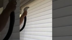 Как чистить рулонные шторы?