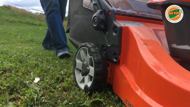 Работа аккумуляторной газонокосилкой Husqvarna LC247ix смотреть онлайн