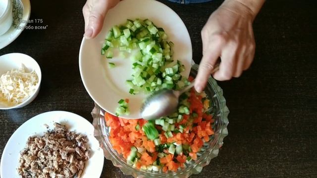 Салат зі скумбрії. Mackerel Salad. #салатзіскумбрії #салатзконсервованоюрибою #салатзрибою