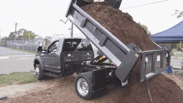 Unloading 3,600 pounds of mulch with Ford's new F-550 super-duty смотреть онлайн