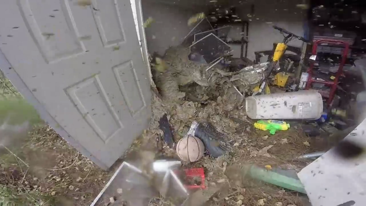 Уничтожение гнезда ос, которое сняли на GoPro смотреть онлайн