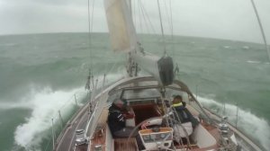 Яхта в шторм.
