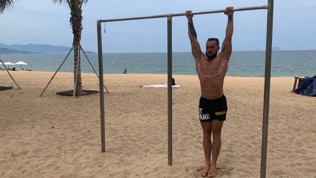 СТАЛЬНОЙ ПРЕСС НА ТУРНИКЕ ЗА 5 МИНУТ В ДЕНЬ!!! смотреть онлайн