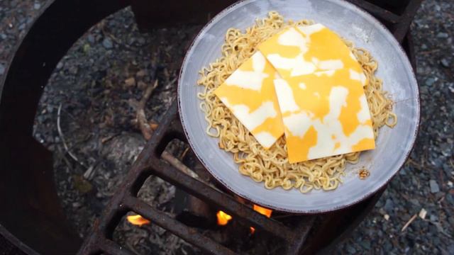 How to Make an Epic Outdoor Camping Instant Noodle | Indomie Mi Goreng смотреть онлайн