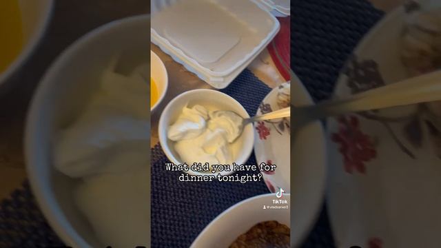 I had crab legs with butter and blinis with sour cream and red caviar. And you? смотреть онлайн