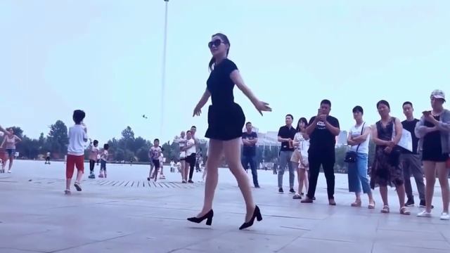 Для хорошего настроения. Шафл на каблуках 🔥 танцует красавица Цинцин Qingqing смотреть онлайн