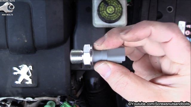 Replacing the Oil Pressure Switch on a Peugeot 307 смотреть онлайн