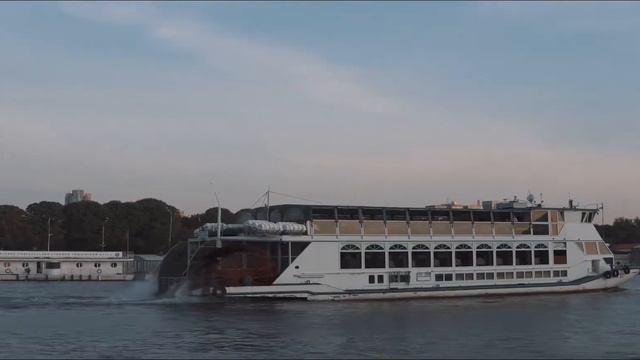 Шхуна сплав по набережной Воробьёвы горы смотреть онлайн