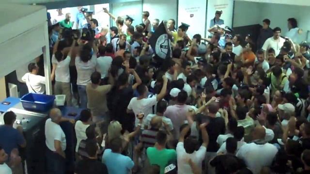 OFI Crete FC Fans Nikos Kazantzakis Airport 2011 Vid 2 смотреть онлайн