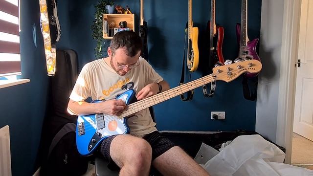 It's FINALLY here! | Squier Affinity Jaguar H Bass Unboxing/Tone Test смотреть онлайн