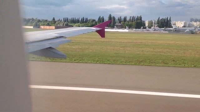 WizzAir takeoff from Kiev International airport (UKKK) смотреть онлайн