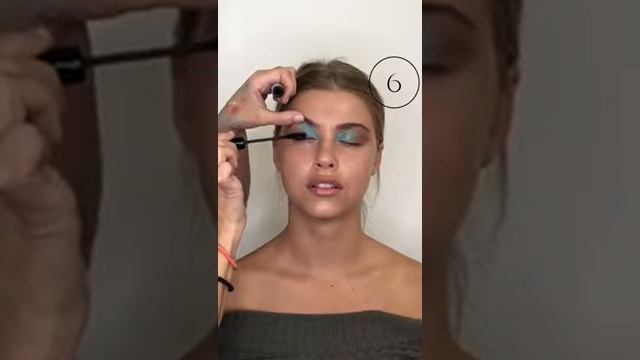 Пошаговый урок выполнения макияжа, вдохновленного летом смотреть онлайн