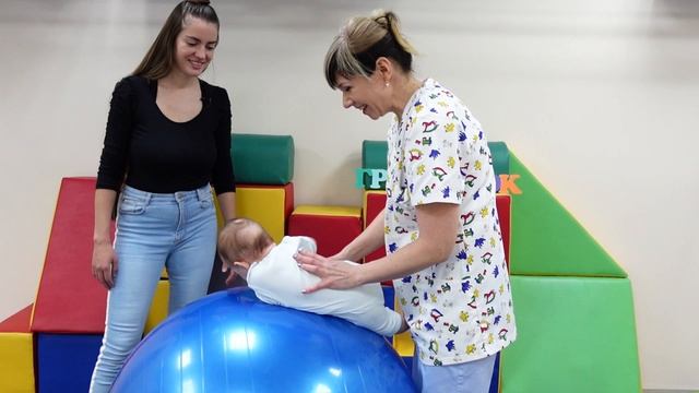 Ребенок не переворачивается и не ползает? Помогут эти упражнения на фитболе от 3 месяцев смотреть онлайн