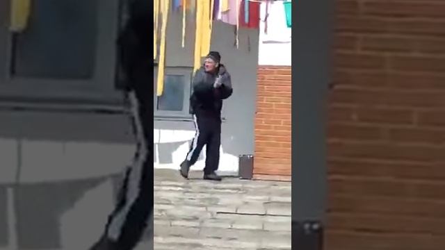 Танцы парня под песню о деревне, жжёт не по детски! смотреть онлайн