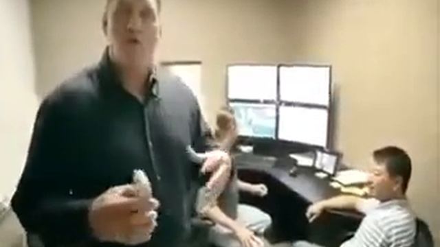 Билл Старки демонстрирует работу WowWe Live Broadcasting TV смотреть онлайн