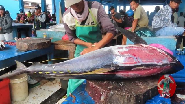 AWESOME❗ Yellow fin tuna fillet technique смотреть онлайн