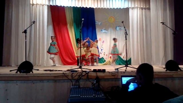 Праздник "день защиты детей" с.Лугавское...выступает 1 класс..браво!!!! смотреть онлайн