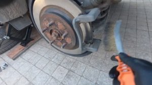 Замена задних тормозных колодок Hyundai Tucson 3 с электрическим стояночным тормозом своими руками.