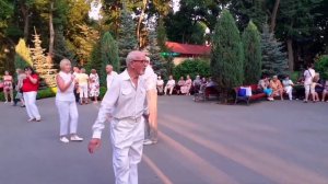 ДУМАЛ В СКАЗКУ ОН ПОПАЛ! ТАНЦЫ В ПАРКЕ ГОРЬКОГО ХАРЬКОВ СЧАСТЛИВЫЕ ДНИ.mp4