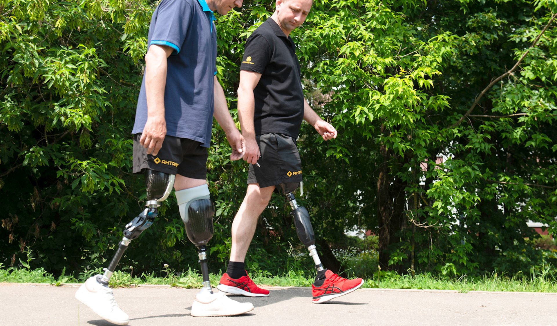 Надо на протезе ноги выходить из дома , учиться ходить по улице. смотреть онлайн