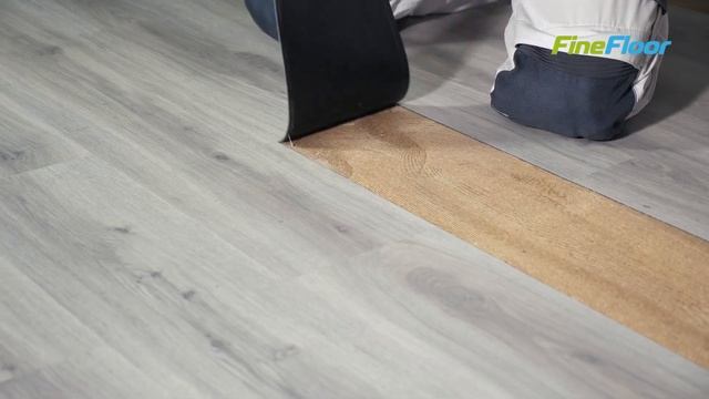Замена плашки клеевых виниловых полов Fine Floor смотреть онлайн