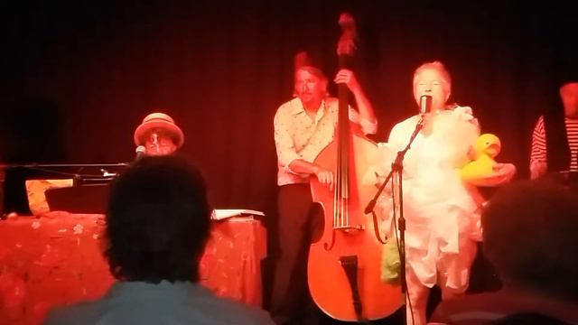 Alison Hyder - "Singing in the Bathtub" with Zoe Lewis and the Bootleggers. смотреть онлайн