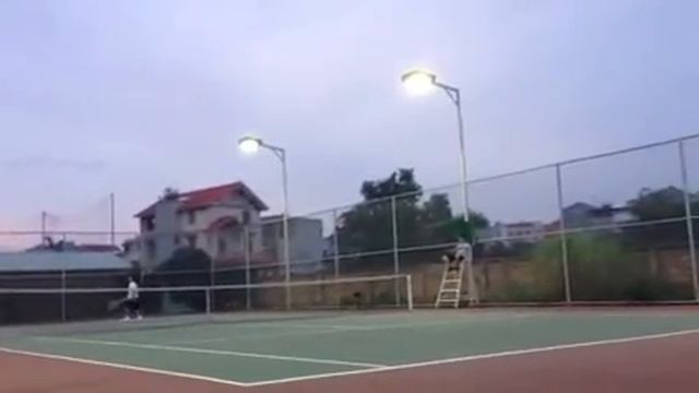 Đánh Tennis bằng ghế nhựa смотреть онлайн