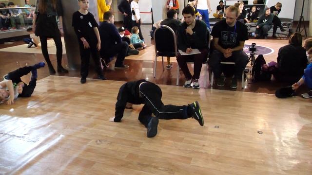 отбор до 2 лет bboy Justice vs Bubble Gum - брейкданс батл WINTER WARS 2020 смотреть онлайн