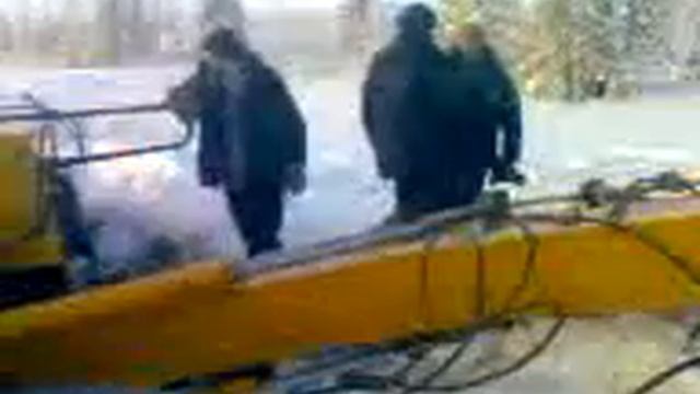 Экскаватор провалился, а я чудом жив.