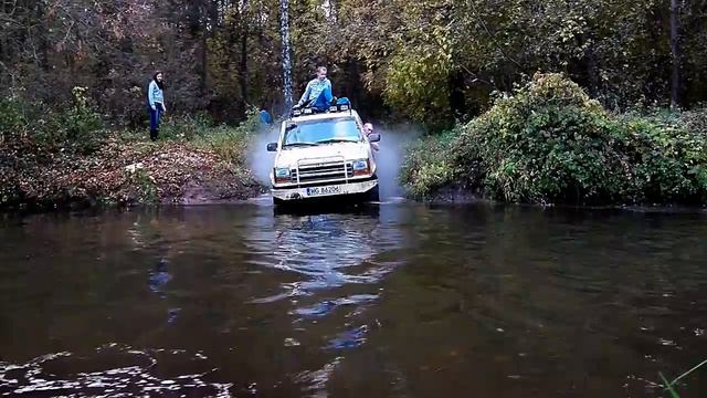 W poszukiwaniu błotnych wrażeń jeep ZJ XJ Ford Explorer offroad 4x4 смотреть онлайн