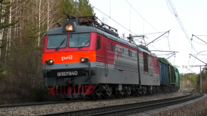 «В кривых». ВЛ10К-940 с грузовым поездом