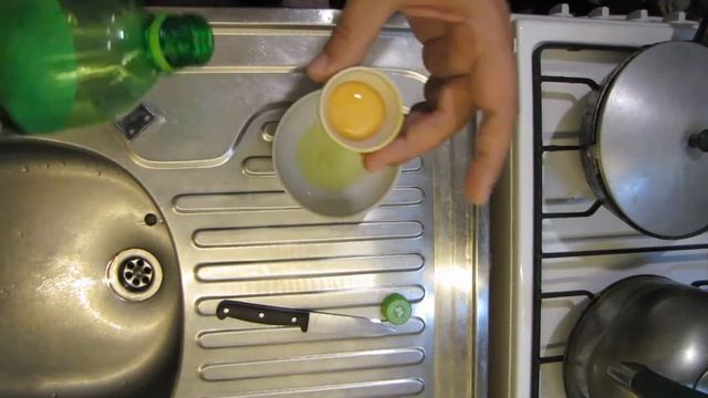 Как легко отделить желток от белка. смотреть онлайн