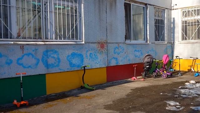 Детская стоянка самокатов у садика!! Девочки рулят!!!)))) смотреть онлайн