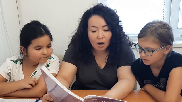 ESL students Lisa and Lili Reading and developing comprehension смотреть онлайн