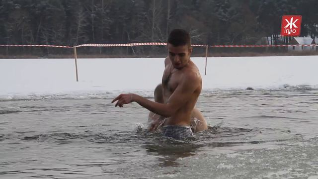 Купання на Водохреща зібрало в житомирському гідропарку сотні людей смотреть онлайн