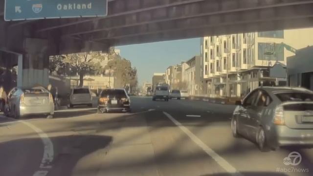 CAUGHT ON CAMERA: Driver robbed while in San Francisco traffic near I-80 on-ramp смотреть онлайн